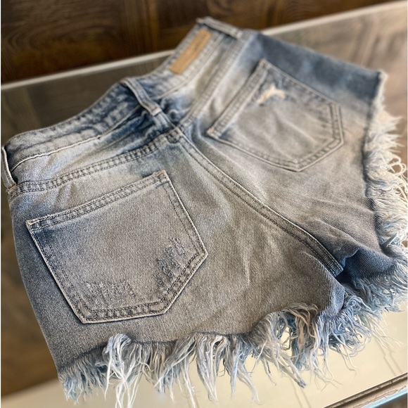 CELLO High-rise Distressed Fringed Medium Wash Denim Cutoff Short VGUC Sz XS - Picture 4 of 8